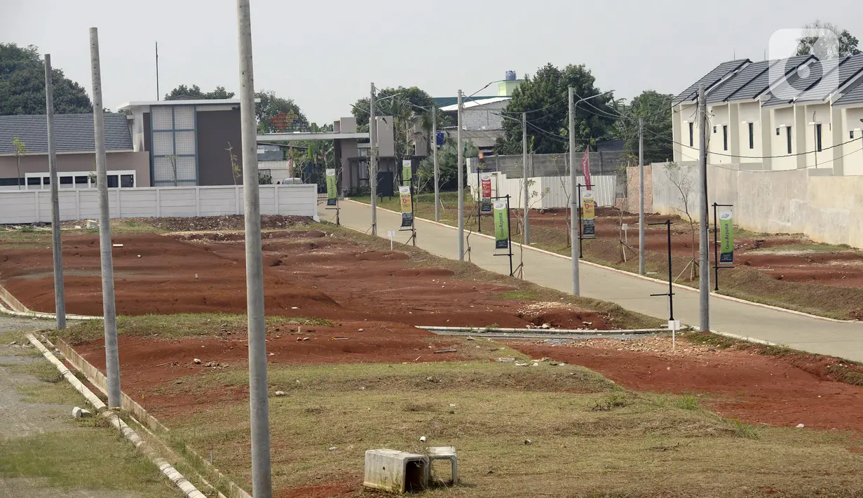 Pembangunan perumahan terhenti sementara akibat pandemi virus corona COVID-19, Pamulang, Tangerang Selatan, Banten, Senin (13/7/2020). Penjualan rumah baru siap huni mengalami penurunan hingga 50,5 persen dibandingkan dengan tahun sebelumnya. (merdeka.com/Dwi Narwoko)