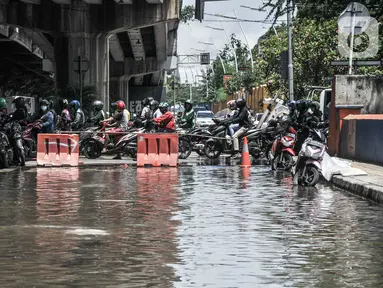 Kondisi banjir di Jalan RE Martadinata, Ancol, Jakarta, Selasa (9/11/2021). Banjir yang terjadi sejak 4 November 2021 masih menggenangi Jalan RE Martadinata, tepatnya di seberang Aston Mediterania. (merdeka.com/Iqbal S. Nugroho)