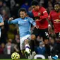 Pemain Manchester City David Silva (kiri tengah) berebut bola dengan pemain Manchester United Jesse Lindgard pada pertandingan Liga Inggris di Etihad Stadium, Manchester, Inggris, Sabtu (7/12/2019). Manchester United menang 2-1. (AP Photo/Rui Vieira)