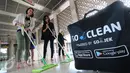 Mitra Go-Clean dari perusahaan aplikasi online Go-Jek saat membersihkan Masjid Istiqlal, Jakarta, Jumat (17/6). Lebih dari 100 mitra kerja Go-Clean membersihkan masjid yang menjadi salah satu ikon utama kota Jakarta. (Liputan6.com/Fery Pradolo)