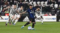Gelandang Inter Milan, Hakan Calhanoglu mencetak gol lewat titik penalti ke gawang Juventus pada pertandingan lanjutan Liga Serie A Italia di stadion Allianz di Turin, Italia, Senin (4/4/2022). Inter Milan menang atas Juventus 1-0. (Fabio Ferrari/LaPresse via AP)