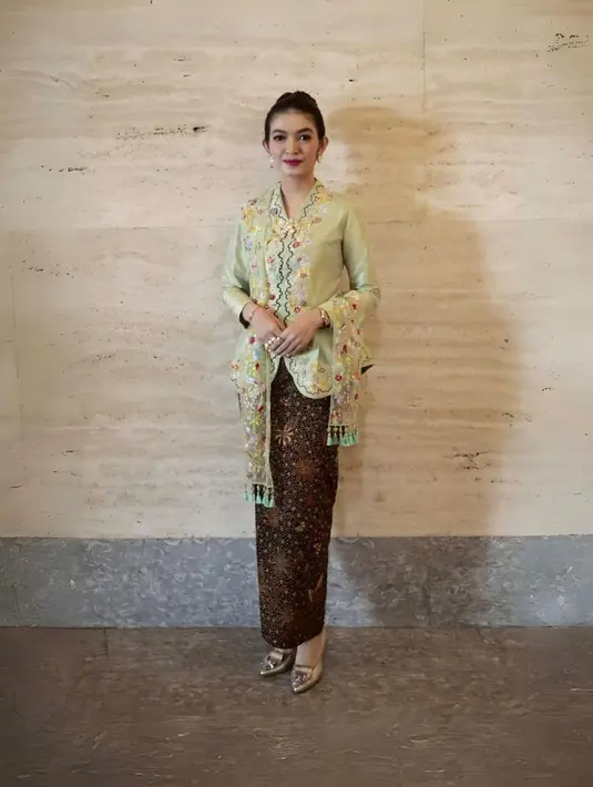 Penampilan anggun berkebaya Selvi Ananda pakai kebaya hijau dengan bordir floral yang manis. Ia padukan penampilannya ini mengenakan selendang serasi dan kain batik cokelat gelap sebagai rok. [Foto: Instagram/selvirakabuming]