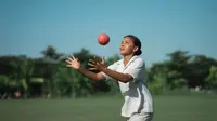 Bagaimana Cara Menangkap Bola Melambung yang Benar dalam Permainan Kasti