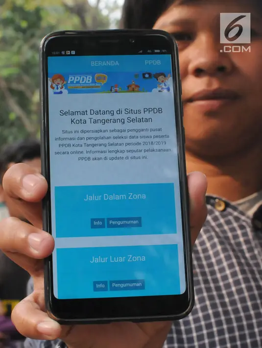 Orang tua wali murid menunjukkan aplikasi situs PPDB Kota Tangsel di posko SMP 11 di Rawa Buntu, Serpong, Tangsel, Jumat (13/07). Orang tua wali murid protes karena situs Penerimaan Peserta Didik Baru (PPDB) yang eror. (Merdeka.com/Arie Basuki)