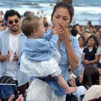 Jennifer Coppen Larung Abu Kremasi Dali di Pantai Lembeng (21/7/2024), Sumber: Instagram/jennifercoppenreal)