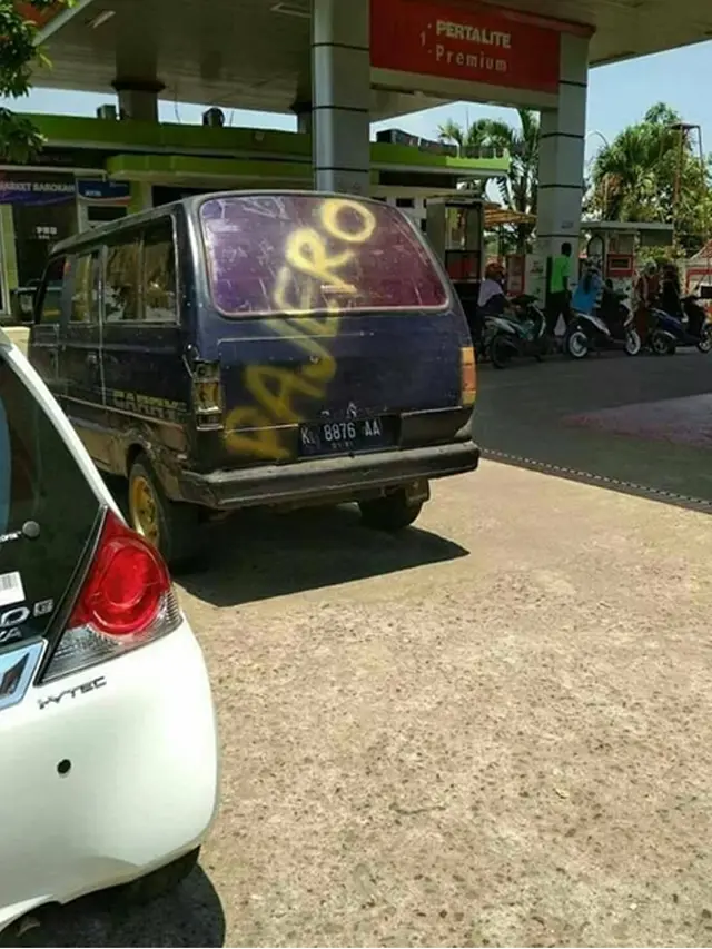 Hanya di Indonesia, 9 Tingkah Konyol Saat Isi Bensin di SPBU Bikin Gagal Paham