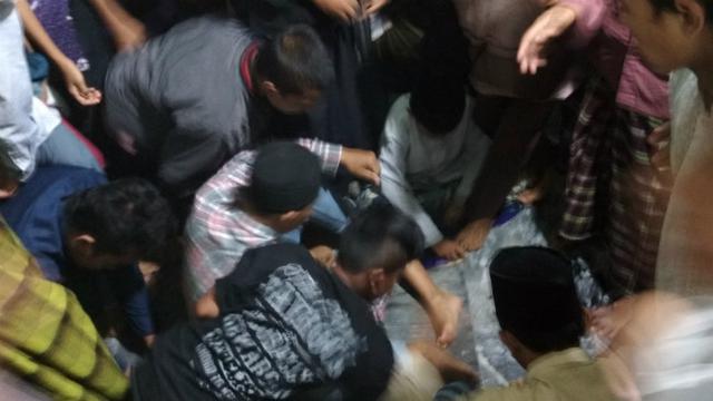Maulid Nabi, 500 anak Berebut Uang Receh Rp 5 Juta di Masjid Kediri