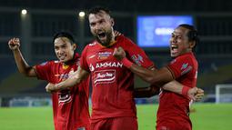 Pemain Persija Jakarta, Marko Simic (tengah) merayakan gol ke gawang Persib Bandung bersama Tony Sucipto (kanan) dan Novri Setiawan dalam laga pekan ke-12 BRI Liga 1 2021/2022 di Stadion Manahan, Solo, Sabtu (20/11/2021). (Bola.com/Bagaskara Lazuardi)