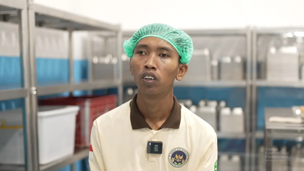 Rohmat bekerja Di SPPG Yayasan Permata Mitra Keluarga, salah satu dapur program MBG. (Foto: Badan Komunikasi Pemerintah RI)