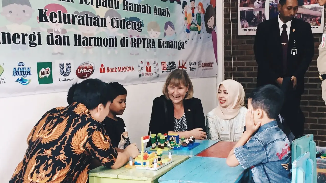 Nyonya Solrun Løkke Rasmussen bersama Nur Asia Sandiaga Uno ketika melihat hasil karya susunan LEGO anak-anak di RPTRA Kenanga Cideng Jakarta Pusat (Liputan6.com/Teddy Tri Setio Berty)