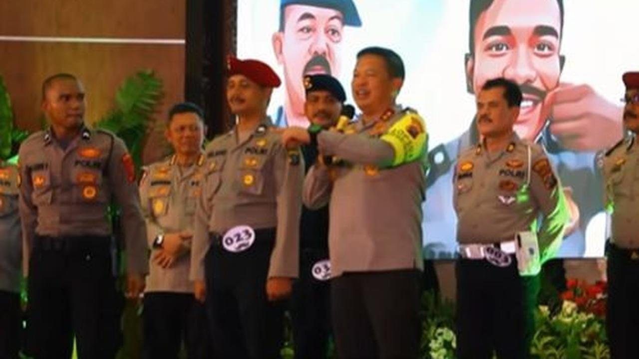 Polda Sumatera Utara menggelar kontes kumis bagi para jajarannya yang memelihara kumis.