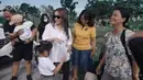Dalam momen pulang kampung kali ini, perempuan dua orang anak itu juga mendatangi makam sang ayah, Jabonar Sinaga yang meninggal dunia pada tahun 2017 silam. Momen Momo bertemu dengan keluarga di Pekanbaru. [Youtube/Momo Youtube Channel]