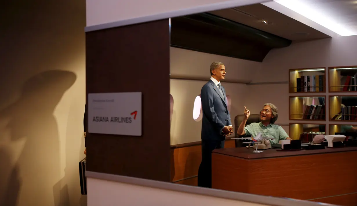 Seorang pria bergaya di samping patung lilin Presiden AS Barack Obama di Grevin Wax Museum, Korea Selatan, Kamis (30/7/2015). Korea menjadi negara pertama yang membuka Grevin Wax Museum milik Perancis. (REUTERS/Kim Hong-Ji)