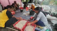 Nampak para warga dan petani kolang-kaling atau cangkaleng, Desa Tanjungsari, Kecamatan Salawu, Kabupaten Tasikmalaya, Jawa Barat sibuk mempersiapkan buah kolangkaling. (Liputan6.com/Jayadi Supriadin)