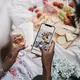 Kebiasaan membandingkan diri dengan unggahan orang lain bisa memengaruhi cara seseorang memandang kesuksesan dan nilai dirinya. (Foto/Dok: Pexels)
