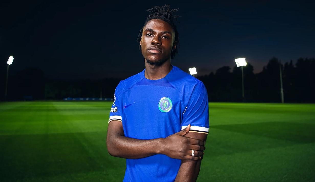 Satu lagi pemain anyar Chelsea yang sama sekali belum dimainkan di semua kompetisi musim 2023/2024, termasuk Premier League adalah Romeo Lavia. Gelandang bertahan asal Belgia yang didapatkan The Blues dengan mahar 62,1 juta euro setelah memenangi persaingan dengan Liverpool ini masih berkutat dengan cedera yang didapatnya bersama klub lamanya, Southampton. (chelseafc.com)