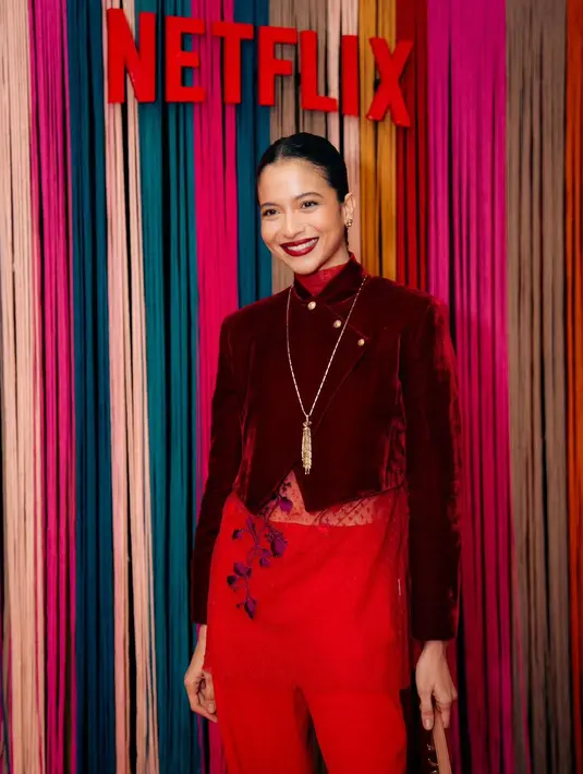 Istri Chicco Jericko itu terlihat bold dengan meniru gaya Jeng Yah dari Gadis Kretek [@hagaipakan]