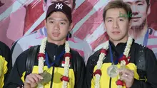 Kevin Sanjaya/Marcus Gideon menunjukan medali emas saat tiba di Bandara Soekarno-Hatta, Cengkareng, (20/3/2018). Kevin/Marcus mampu mempertahankan gelar Ganda Putra All England 2018. (Bola.com/Nick Hanoatubun)
