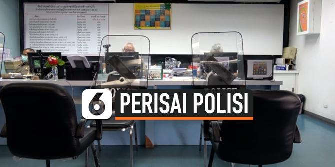 VIDEO: Polisi Tutup Meja dengan Perisai untuk Lindungi Diri dari Corona