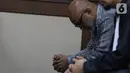 Terdakwa dugaan suap proyek pengadaan di lingkungan PT Krakatau Steel, Karunia Alexander Muskitta bersiap menjalani sidang vonis di Pengadilan Tipikor, Jakarta, Senin (11/11/2019). Alexander divonis dua tahun penjara dan denda Rp 50 juta subsider dua bulan kurungan. (Liputan6.com/Herman Zakharia)