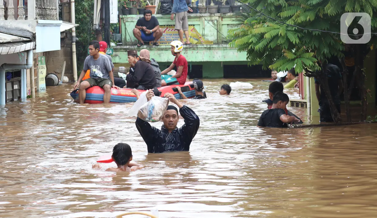 Warga dievakuasi menggunakan perahu karet dari salah satu gang di Kawasan Rawajati yang tergenang banjir, Jakarta, Rabu Rabu (1/1/2020). Hujan yang mengguyur Jakarta sejak Selasa sore (31/12/2019) mengakibatkan banjir di sejumlah titik di Jakarta. (Liputan6.com/Helmi Fithriansyah)