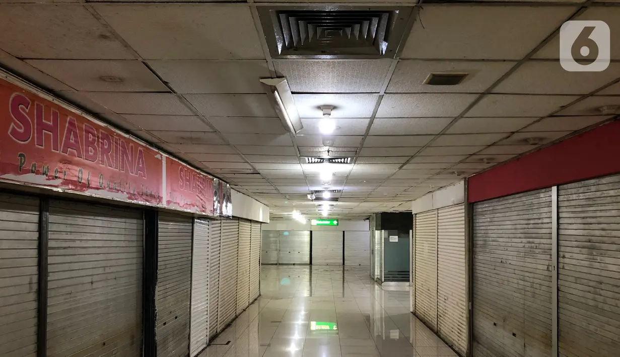 Deretan toko yang tutup di  Blok M Mall, Jakarta Selatan, Kamis (26/11/2020). Mal yang pernah berjaya pada era 1990-an sampai 2000-an tersebut kini telah sirna, ditambah adanya pandemi covid-19 yang memerparah keadaan. (Liputan6.com/Immanuel Antonius)