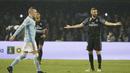Pemain Real Madrid, Karim Benzema (kanan) memprotes wasit saat timnya melawan Celta Vigo pada leg kedua perempat final Copa Del Rey 2017 di Balaidos stadium, Vigo, Spain, Rabu (25/1/2017). Madrid bermain imbang 2-2. (AP/Lalo R. Villar)