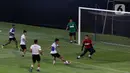 Latihan dilanjutkan dengan membagi antara pemain yang menjadi starter melawan Palestina. (Liputan6.com/Herman Zakharia)