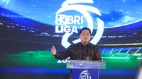 Ketua umum PSSI, Erick Thohir dalam konferensi pers BRI Liga 1 2024/2025 di Auditorium Brilian Center, Jakarta pada Selasa (6/8/2024) sore WIB. (Bola.com/Muhammad Iqbal Ichsan)