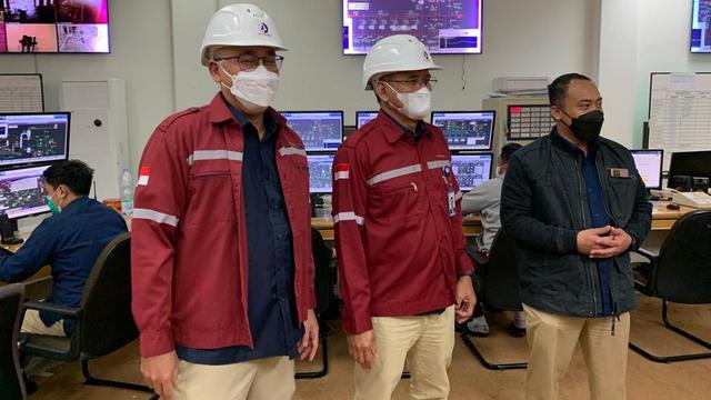 Direktur Utama Pupuk Kaltim Rahmad Pribadi (tengah) dan Direktur Operasi dan Produksi Pupuk Kaltim Hanggara Patrianta saat berada di Pabrik 5 Pupuk Kaltim, Bontang, Kalimantan Timur, Selasa (7/6/2022).