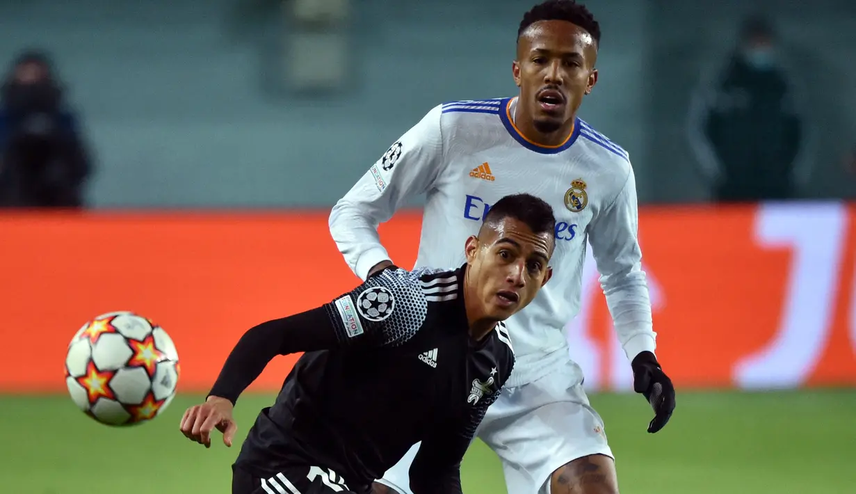 Pemain depan Sheriff Tiraspol Frank Castaneda dan bek Real Madrid Eder Militao bersaing dalam laga matchday 5 fase grup Liga Champions 2021/22 di Bolshaya Sportivnaya Arena, Kamis (25/11/2021) dini hari WIB. Real Madrid sukses menghajar Sheriff Tiraspol dengan skor 3-0. (Sergei GAPON / AFP)