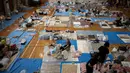 Para pengungsi beristirahat di lokasi pengungsian di Mabi, Prefektur Okayama, Jepang, Rabu (11/7). Pemerintah Jepang menyatakan banjir disertai tanah longsor telah menewaskan 179 orang. (Martin BUREAU/AFP)
