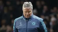 Ekspresi kekecewaan Guus Hiddink setelah pertandingan antara PSG melawan Chelsea di Stadion Parc des Princes, Rabu (17/2/2016) dini hari WIB. (Reuters/Carl Recine)