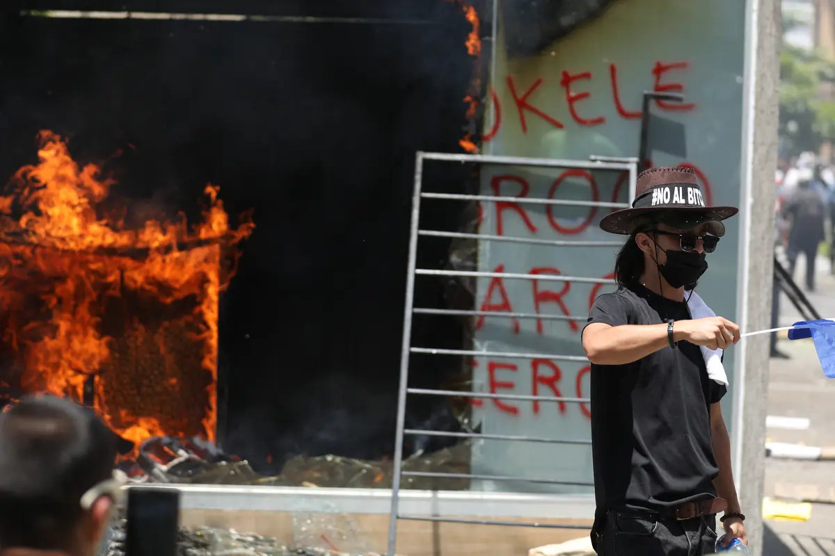 Tolak Bitcoin, Warga El Salvador Bakar ATM Uang Kripto