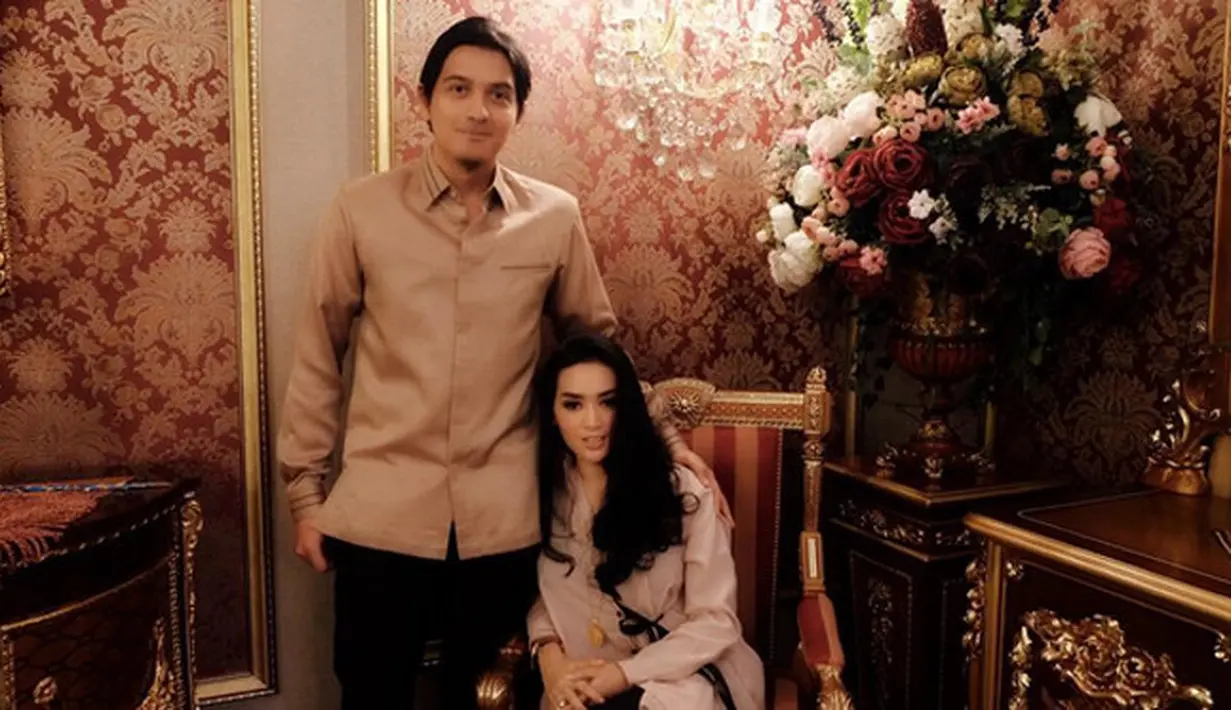 Sambil menunggu rumah yang sedang direnovasi, penyanyi yang dikenal dengan sebutan Syahrini KW itu juga mulai membiasakan berinteraksi dengan hewan peliharaan Lucky. (Instagram/tiaradewireal)