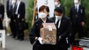 <p>Akie Abe, istri mantan Perdana Menteri Shinzo Abe, membawa guci berisi abu mendiang suaminya saat tiba di tempat pemakaman kenegaraan di Nippon Budokan, Tokyo, Jepang, Selasa (27/9/2022). Biaya tersebut mencakup 800 juta Yen (Rp 83,9 miliar) untuk keamanan dan 600 juta Yen (Rp 62,9 miliar) untuk menjamu delegasi asing. (Kiyoshi Ota/Pool Photo via AP)</p>