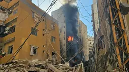 Serangkaian serangan udara menghantam wilayah Haret Hreik, sebuah kawasan di pinggiran selatan Beirut, pada Sabtu pagi 16 November 2024. (Foto oleh AFP)