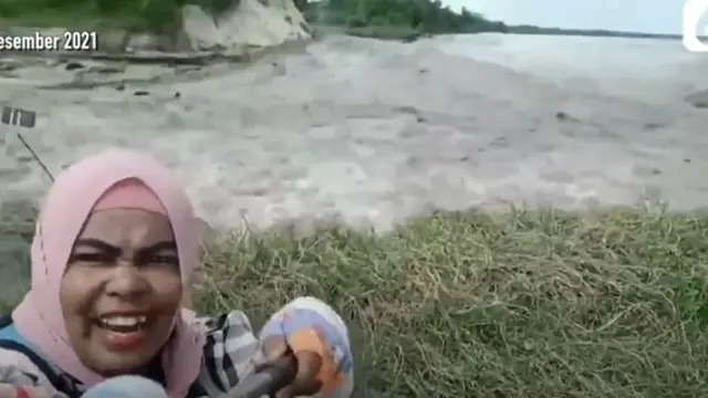 Perempuan tergulung ombak demi mendapatkan konten