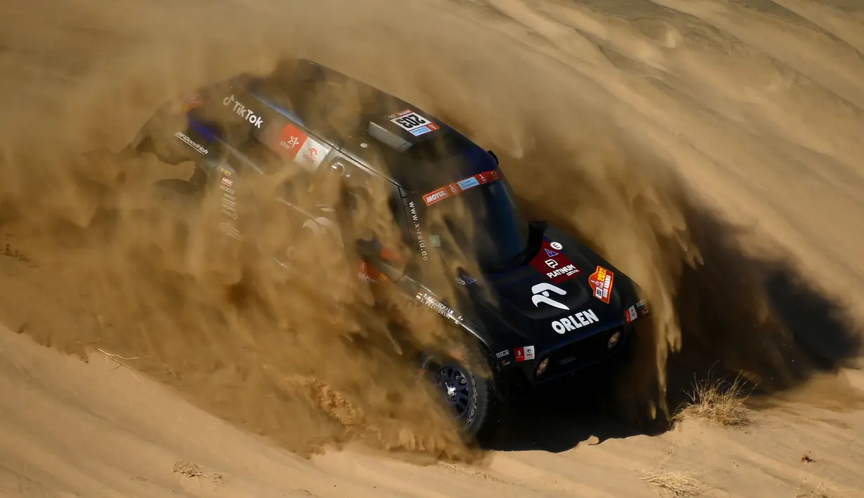 Pembalap kategori Mini, Jakub Przygonski dari Polandia dan co-drivernya Timo Gottschalk dari Jerman bersaing selama Stage 1A Reli Dakar 2022 antara Jeddah dan Hail, di Arab Saudi, pada 1 Januari 2022. (AFP/Franck Fife)