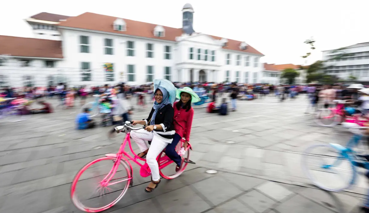 Pengunjung bersepeda mengelilingi Kawasan Kota Tua, Jakarta, Selasa (26/12). Kompleks Museum Fatahillah menjadi salah satu alternatif favorit warga mengisi libur Natal selain murah juga memiliki nilai edukatif dan historis. (Liputan6.com/Faizal Fanani)