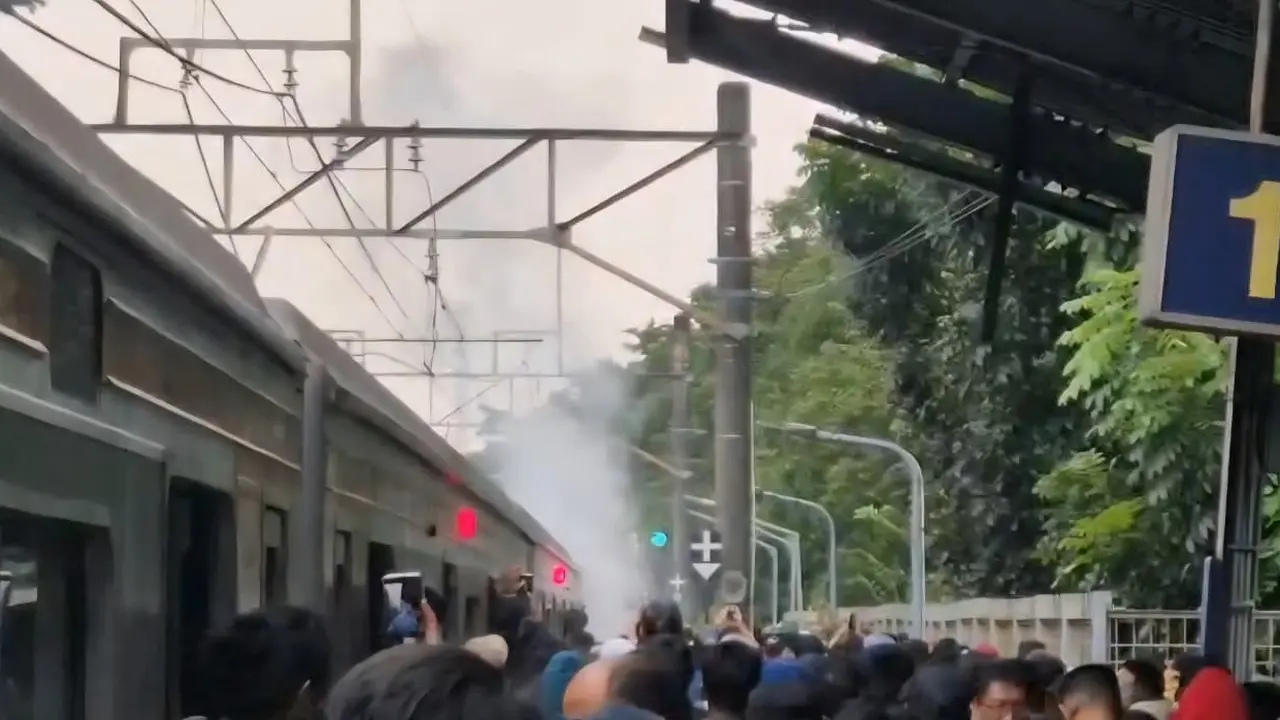 Kereta rangkaian listrik (KRL) KA 1336 rute Jakarta Kota-Bogor mengalami gangguan di jalur 1 Stasiun Universitas Pancasila, Jakarta Selatan, Selasa (10/2/2026).