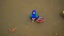 Seorang umat Hindu membenamkan bibit jelai sebagai persembahan saat Festival Navratri di Sungai Tawi, Jammu, India, 10 April 2022. Sesaji tersebut dibuat sebagai bagian dari ritual menandai berakhirnya festival selama sembilan hari. (AP Photo/Channi Anand)