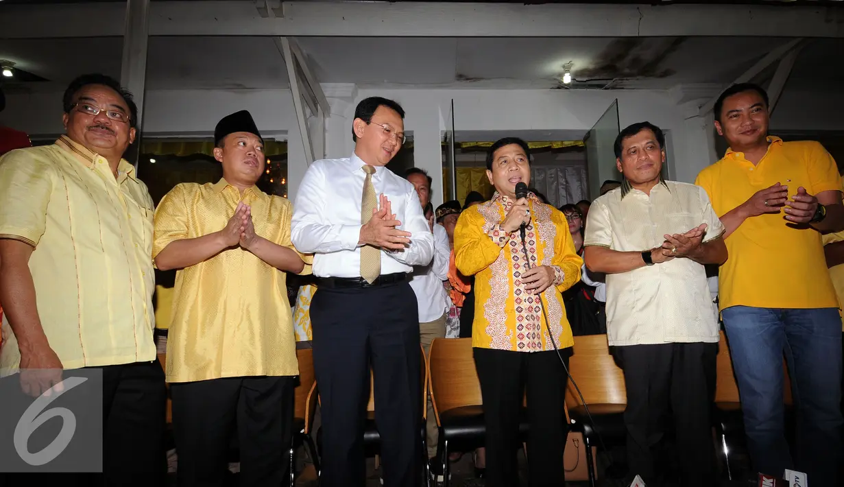 Ketum Partai Golkar Setya Novanto (keempat kiri) membacakan sambutan jelang deklarasi dukungan di Jakarta, Jumat (24/6/2016). Partai Golkar mendukung Basuki T Purnama maju sebagai Calon Gubernur DKI Jakarta 2017-2022. (Liputan6.com/Helmi Fithriansyah)