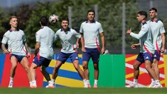 Para pemain Spanyol menghadiri sesi latihan MD-1 menjelang semifinal Euro 2024 di base camp tim di Donaueschingen, Senin (8/7/2024). (LLUIS GENE / AFP)