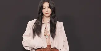 Seulgi tampil dengan rok balon disertai jaket cropped yang hadirkan detail volume. [Foto: Chlo&eacute;.dok]