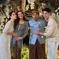 Alyssa Daguise dan Al Ghazali tak pernah absen di acara penting Aaliyah Massaid dan Thariq Halilintar. Alyssa pun tampil anggun mengenakan dress lace putih serasi dengan warna sandal Chanelnya. Alyssa pun tampil dengan makeup flawless mengaplikaskan blush coral. [@alyssadaguise]
