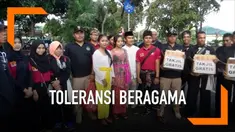 Umat Hindu, Islam, dan Kristen bersama-sama membagikan takjil gratis di beberapa lampu merah Denpasar, Bali.