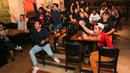 Pendukung Manchester United merayakan gol yang dicetak oleh Alejandro Garnacho ke gawang West Ham saat acara Roaring Night yang berlangsung di Fomo Bar, Melawai, Jakarta, Minggu (04/02/2024) malam WIB. (Bola.com/Bagaskara Lazuardi)