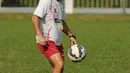 Pelatih Persipura, Oswaldo Lessa terlihat asyik memainkan bola di sela-sela latihan di Lapangan C Senayan, Jakarta, (5/5/2015). Latihan tersebut merupakan persiapan jelang AFC 2015 di Bengaluru, India, 12 Mei mendatang. (Liputan6.com/Helmi Fithriansyah)