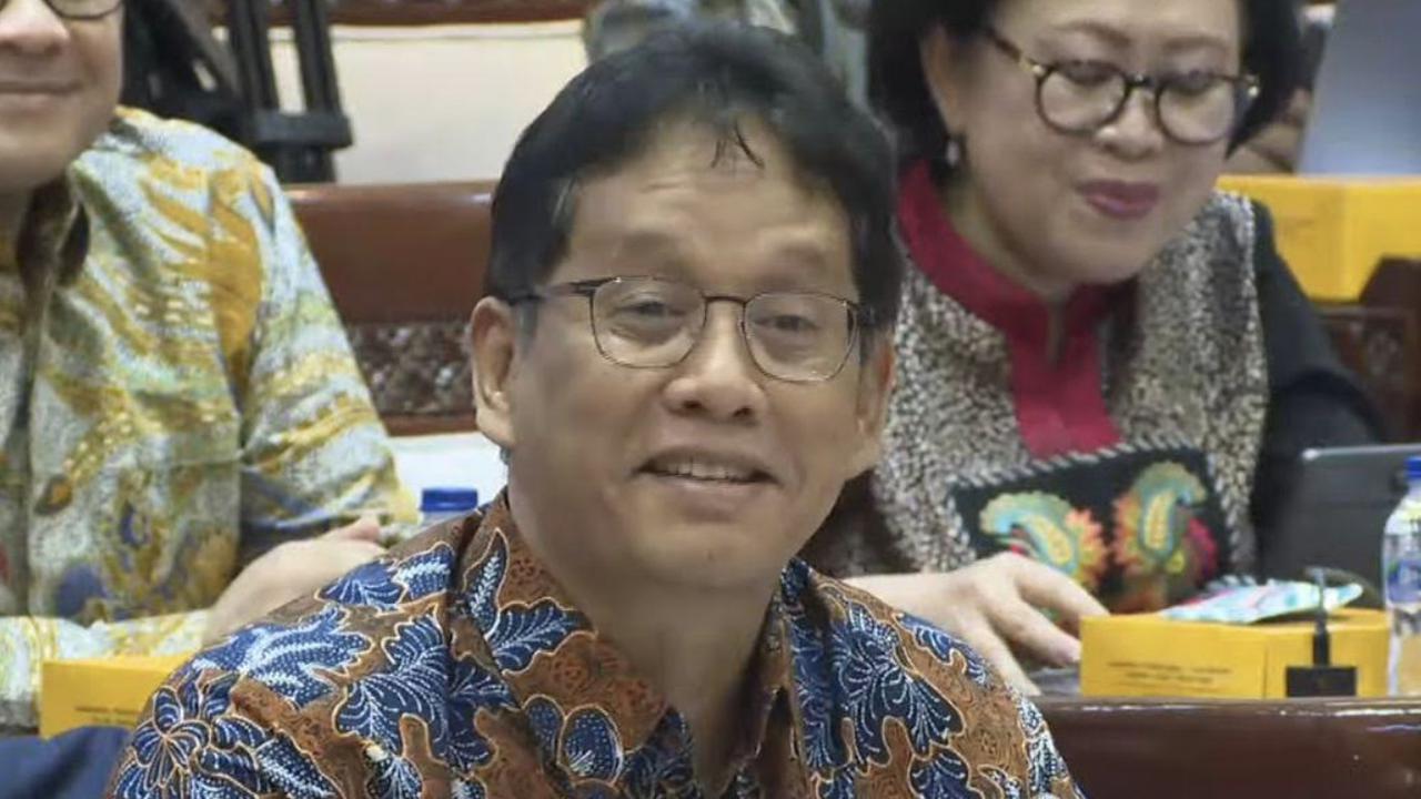 VIDEO:  Debat Panas! Disemprot Dolfie PDIP, Menkeu Purbaya Bisik Bisik Ke Ponakan Prabowo